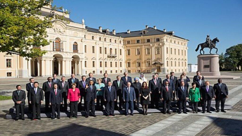 G20 leaders in front of the Constantine Palace,